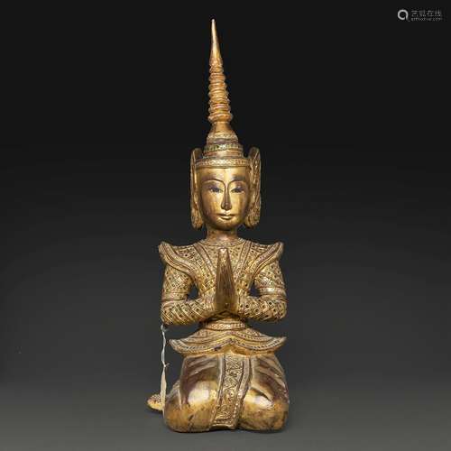 STATUETTE D'ADORANT<br />
en bois sculpté et laqué doré, rep...