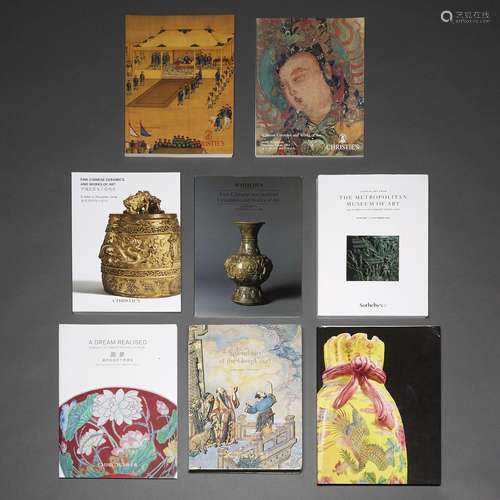 LOT DE DIX-SEPT CATALOGUES DE VENTES<br />
d'arts de la Chin...