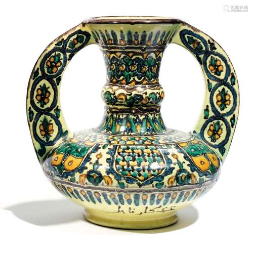 GRAND VASE DE L'ATELIER EL-KHARRAZ À NABEUL<br />
à deux ans...