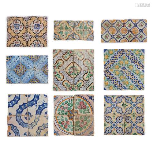 CARREAUX ITALIENS OU TUNISIENS AUX MOTIFS<br />
GÉOMÉTRIQUES...