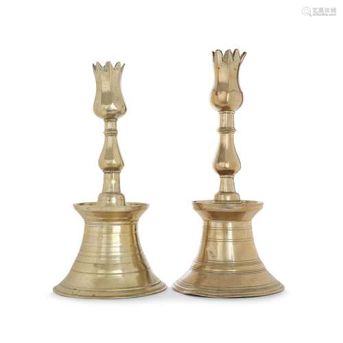 SUITE DE DEUX CHANDELIERS OTTOMANS DU XIXE<br />
SIÈCLE<br /...