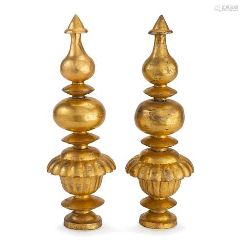 DEUX PETITS PINACLES "ALEM"<br />
en alliage de cu...