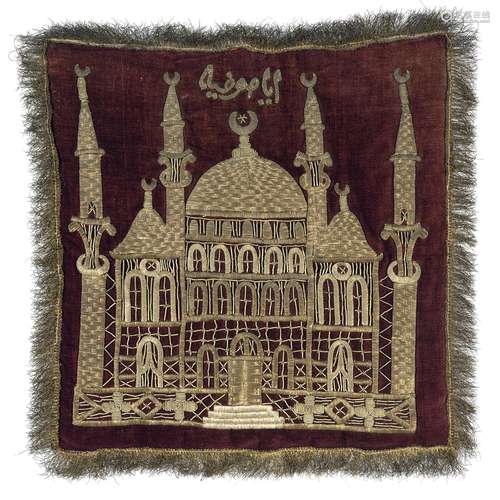 BRODERIE OTTOMANE<br />
en velours grenat frangé sur les côt...