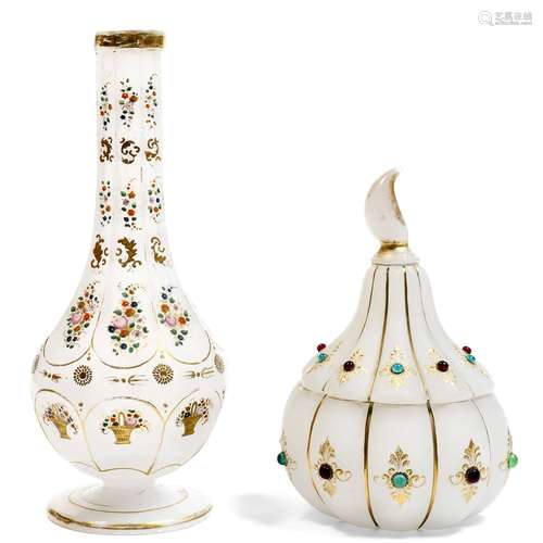 BONBONNIÈRE COUVERTE ET VASE DE NARGHILÉ<br />
en verre opal...