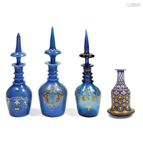 SUITE DE TROIS GRANDS FLACONS COUVERTS<br />
en verre et ver...