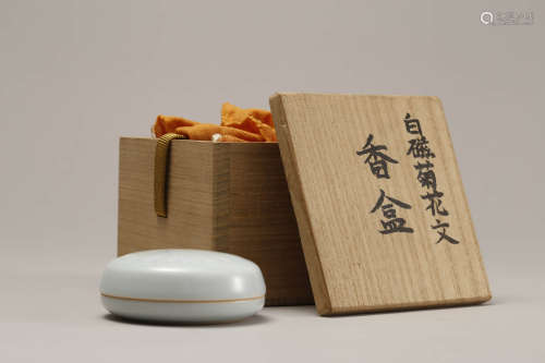 白釉菊花紋香盒