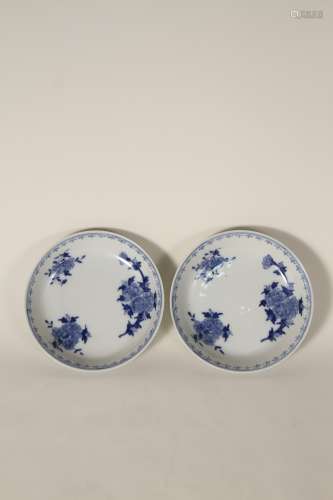 A Chinese 19th-century blue-and-white flower plate