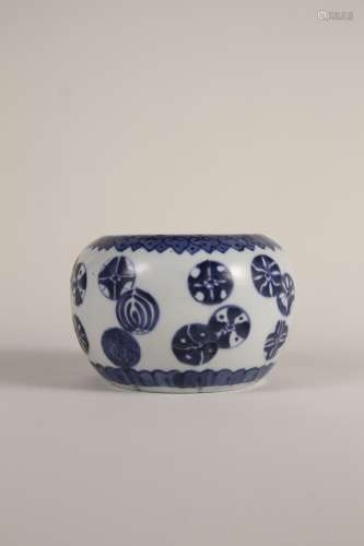 A Chinese blue-and-white jar of the 19th-20th century