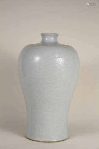 A Chinese 18th-century white-glazed carved dragon plum vase