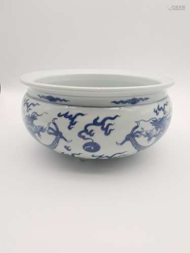 A Chinese 17th-18th century blue and white double dragon pla...