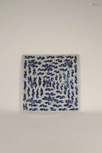 A Chinese blue-and-white cloud crane pattern porcelain plate...