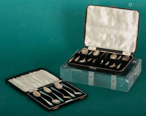 A CASED SET OF SIX SILVER TEASPOONS BY ANGORA SILVER PLATE C...