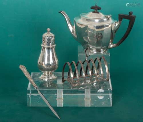 A SILVER TEAPOT BY MAPPIN & WEBB LTD