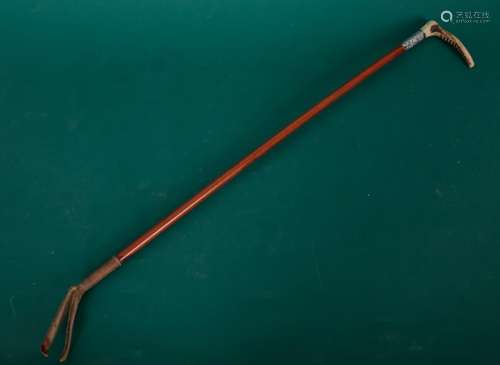 A VICTORIAN SILVER AND HORN MOUNTED RIDING CROP