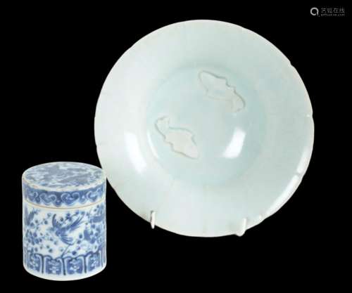 A CHINESE BLUE AND WHITE LIDDED JAR