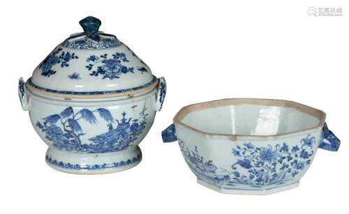 A CHINESE EXPORT SOUP TUREEN AND COVER