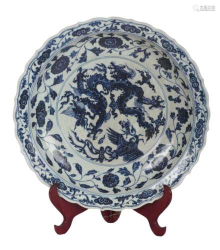 A CHINESE MING STYLE BLUE AND WHITE CHARGER