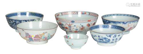 A COLLECTION OF CHINESE EXPORT PORCELAIN BOWLS