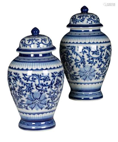 A PAIR OF BLUE AND WHITE PORCELAIN GINGER JARS