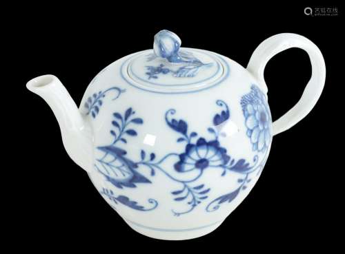 A MEISSEN PORCELAIN TEAPOT