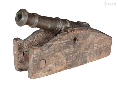 AN 18TH CENTURY BRONZE SIGNALLING CANNON