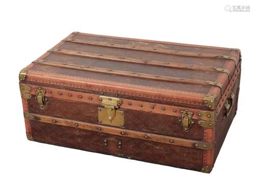 A FRENCH AUX ETATS UNIS LEATHER, BRASS AND WOOD-BOUND TRAVEL...