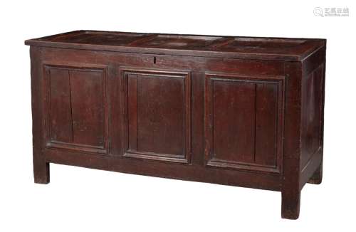 AN EARLY 18TH CENTURY PANELLED OAK COFFER