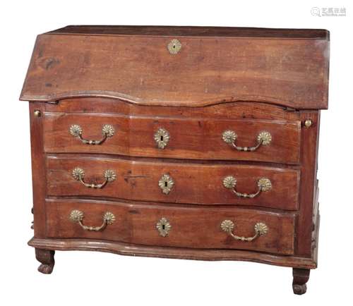 AN 18TH CENTURY CONTINENTAL WALNUT SERPENTINE FRONTED BUREAU