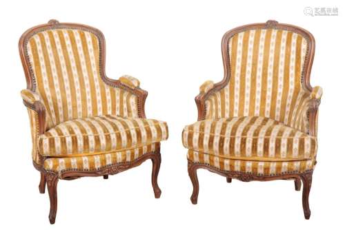 A PAIR OF EARLY 20TH FRENCH BEECHWOOD FAUTEUILS