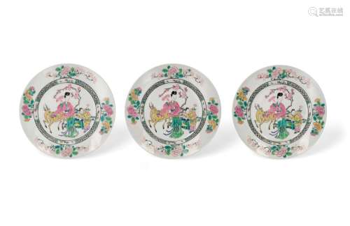 A set of three polychrome porcelain dishes