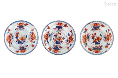 A serie of three Imari porcelain dishes