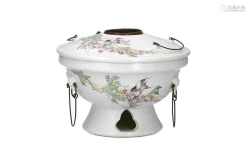 A polychrome porcelain hot pot