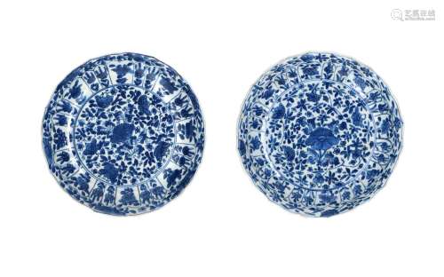 A pair of blue and white porcelain deep dishes with scallope...