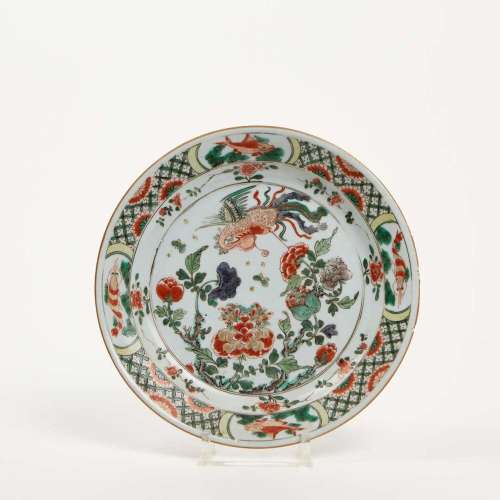 CHINE <br />
Assiette en porcelaine et émaux de la famille v...