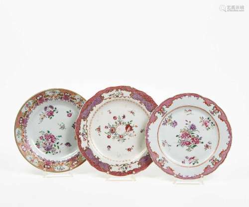 CHINE<br />
Trois assiettes en porcelaine à décor polychrome...