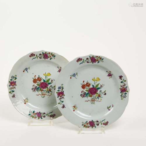 CHINE<br />
Paire d'assiettes à bords contours en porcelaine...