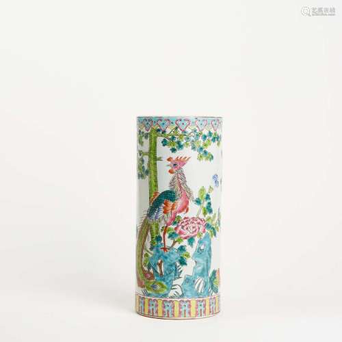 CHINE<br />
Vase de la famille verte à décor de paons et d'o...