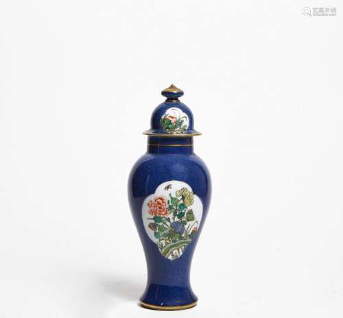 CHINE, XIXe siècle<br />
Vase balustre en porcelaine et émau...