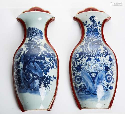 CHINE, fin XIXe siècle,<br />
Deux demi-vases montés en appl...