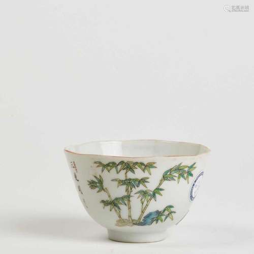 CHINE<br />
Deux petits bols en porcelaine, l'un à décor de ...