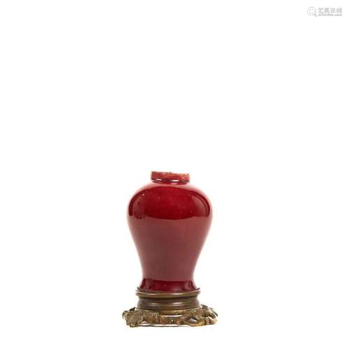 CHINE<br />
Petit vase en porcelaine et émail monochrome san...