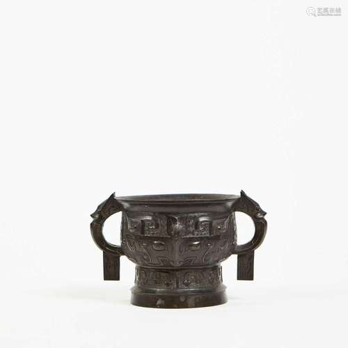 CHINE<br />
Petit vase en bronze de patine brune, de type Gu...