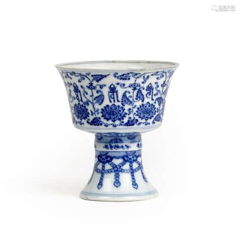 CHINE<br />
Coupe sur piédouche en porcelaine blanche à déco...