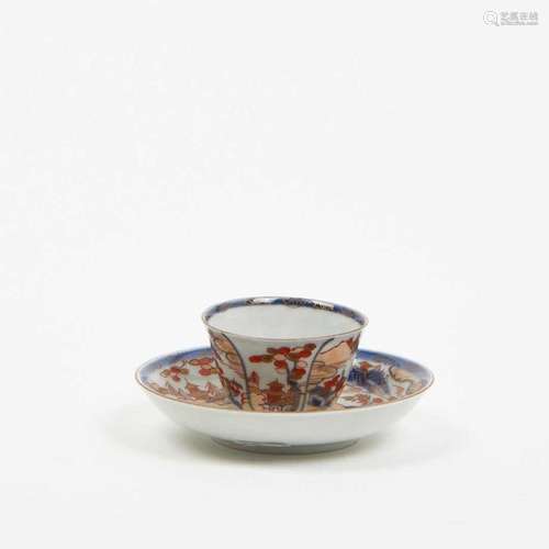 CHINE<br />
Pochon et soucoupe en porcelaine à décor imari.<...