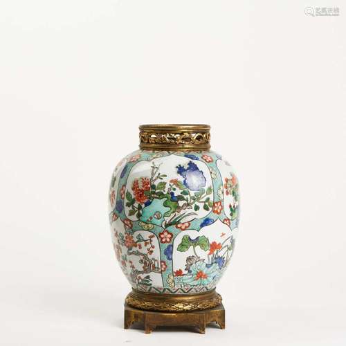 CHINE<br />
Vase couvert en porcelaine et émaux de la famill...