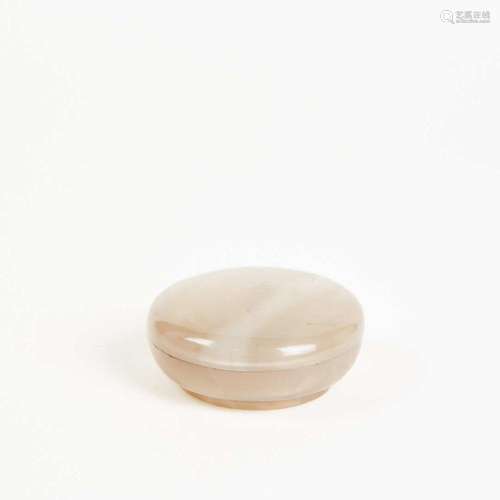 CHINE<br />
Petite boîte lenticulaire en agate grise. <br />...