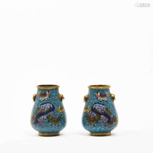 CHINE<br />
Paire de petits vases de forme Hu, en bronze dor...
