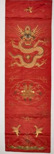 CHINE<br />
Panneau vertical en soie rouge brodé au fil doré...