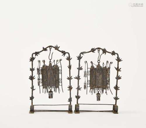 CHINE<br />
Deux lanternes miniatures hexagonales, en métal ...