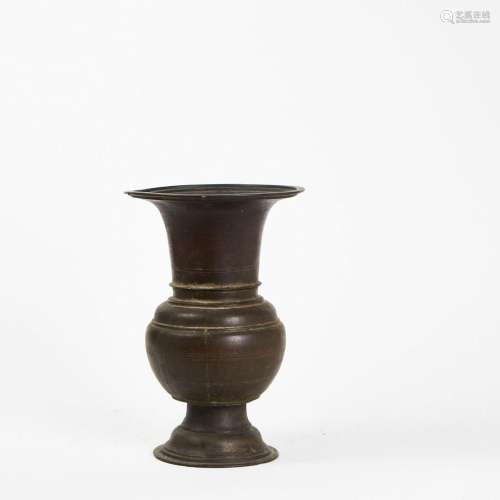 Vase balustre en bronze patiné<br />
Base à doucine<br />
As...
